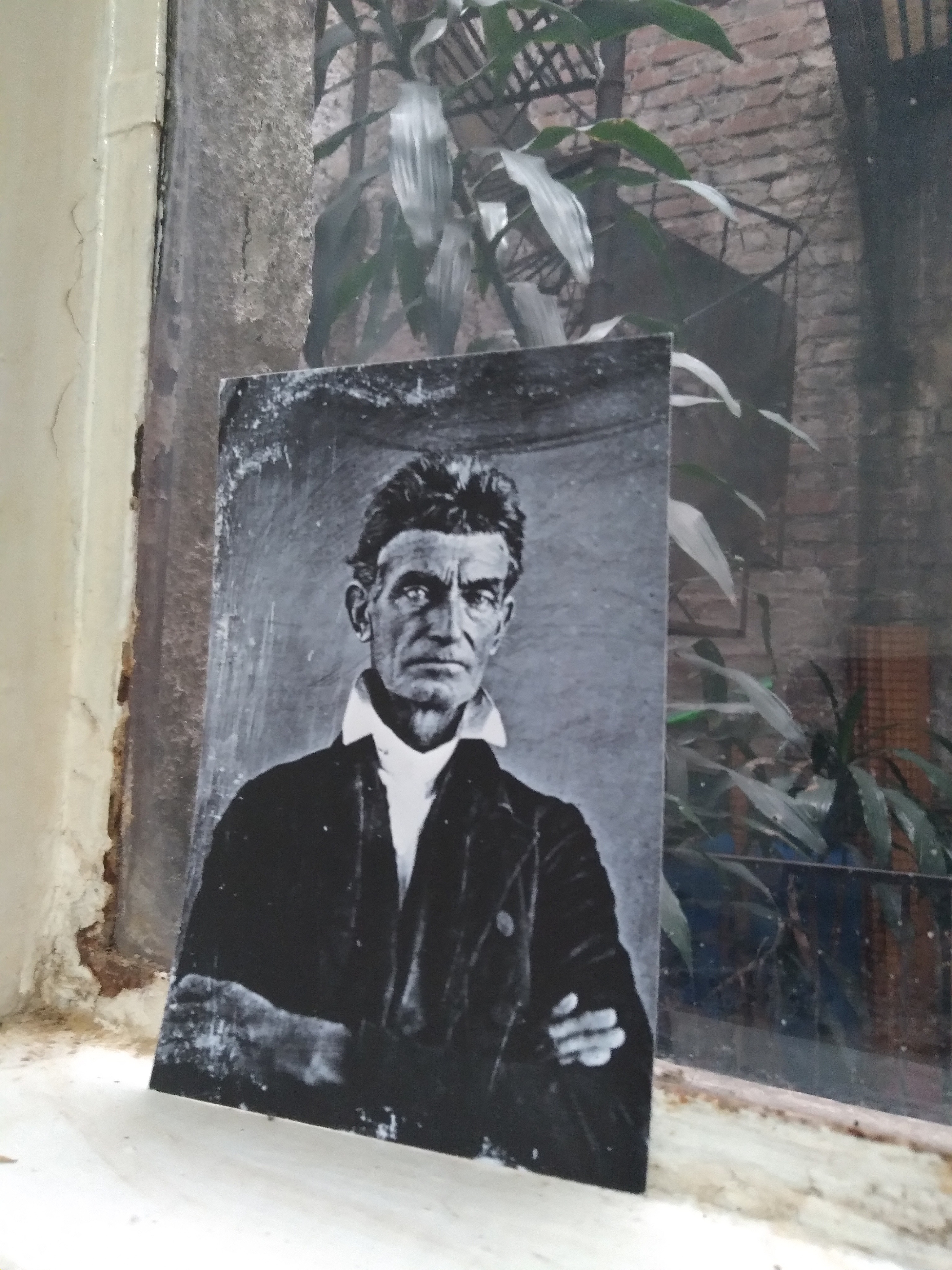 Fotografía de John Brown en una ventana